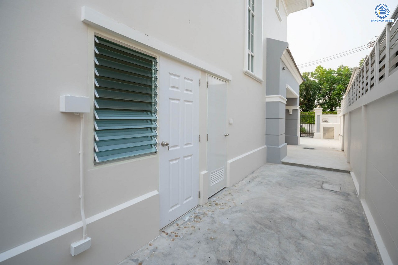 บ้านมือสองตกแต่งใหม่ โครงการ เพอร์เฟคมาสเตอร์พีซ รัตนาธิเบศร์ หลังใหญ่กว่า 91.4 ตร.ว. ฟังก์ชัน 3 ห้องนอน 5 ห้องน้ำ 1 ห้องแม่บ้าน จอดรถได้ 2 คัน พร้อมบรรยากาศโครงการสุด Luxury บนทำเลเชื่อมต่อทุกการเดินทาง ใกล้รถไฟฟ้าสายสีม่วง "สถานีไทรม้า" และจุดขึ้นทางด่วน "งามวงศ์วาน"